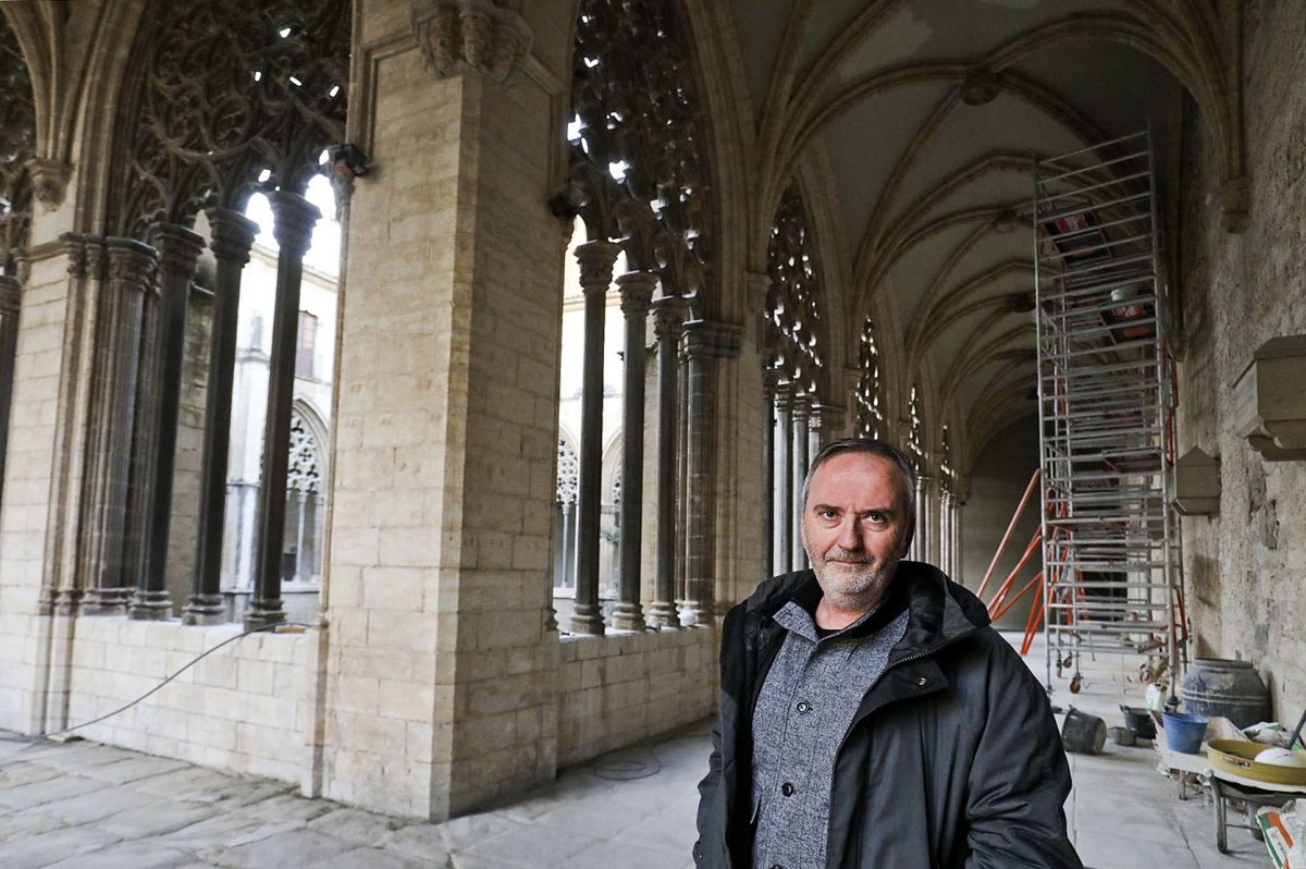 Dani Font, al primer pis del claustre de la Catedral de Vic, on s'estan portant a terme obres de rehabilitació