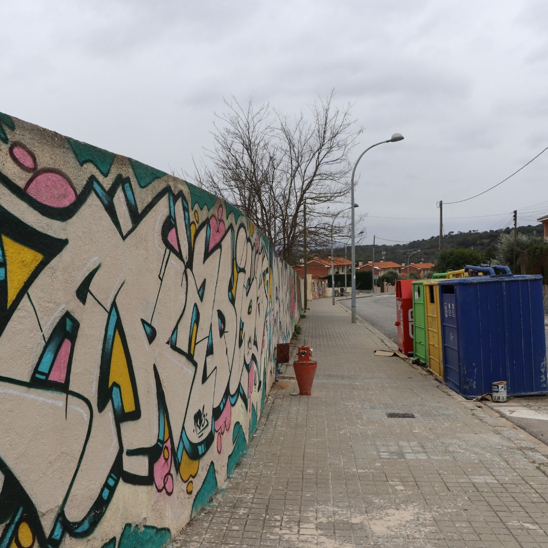 Un dels murs pintats amb grafits