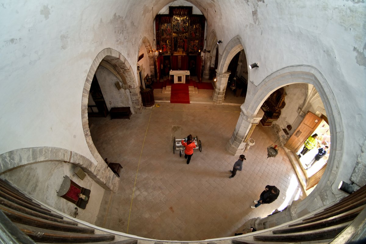 La prospecció amb georadar a l'interior de l'església de la Doma