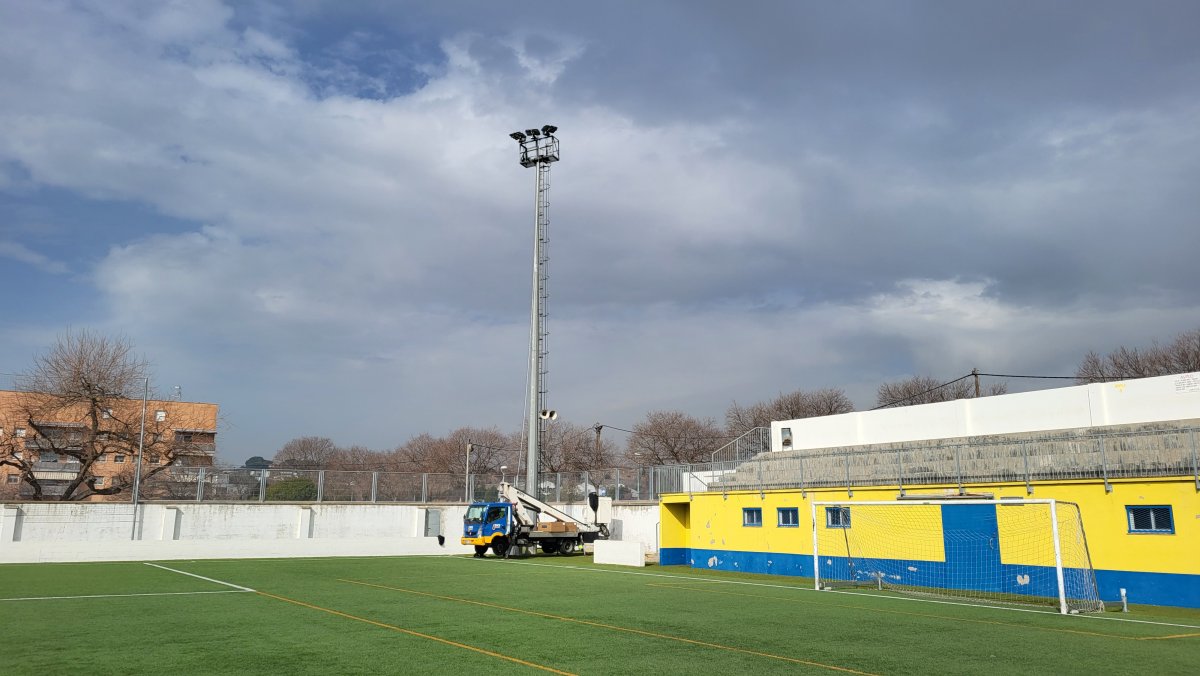 Els treballs per renovar les lluminàries del camp de futbol