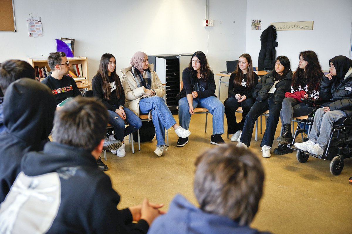 Conversant amb els alumnes de 4t d'ESO de l'institut La Plana de Vic sobre el consum del tabac