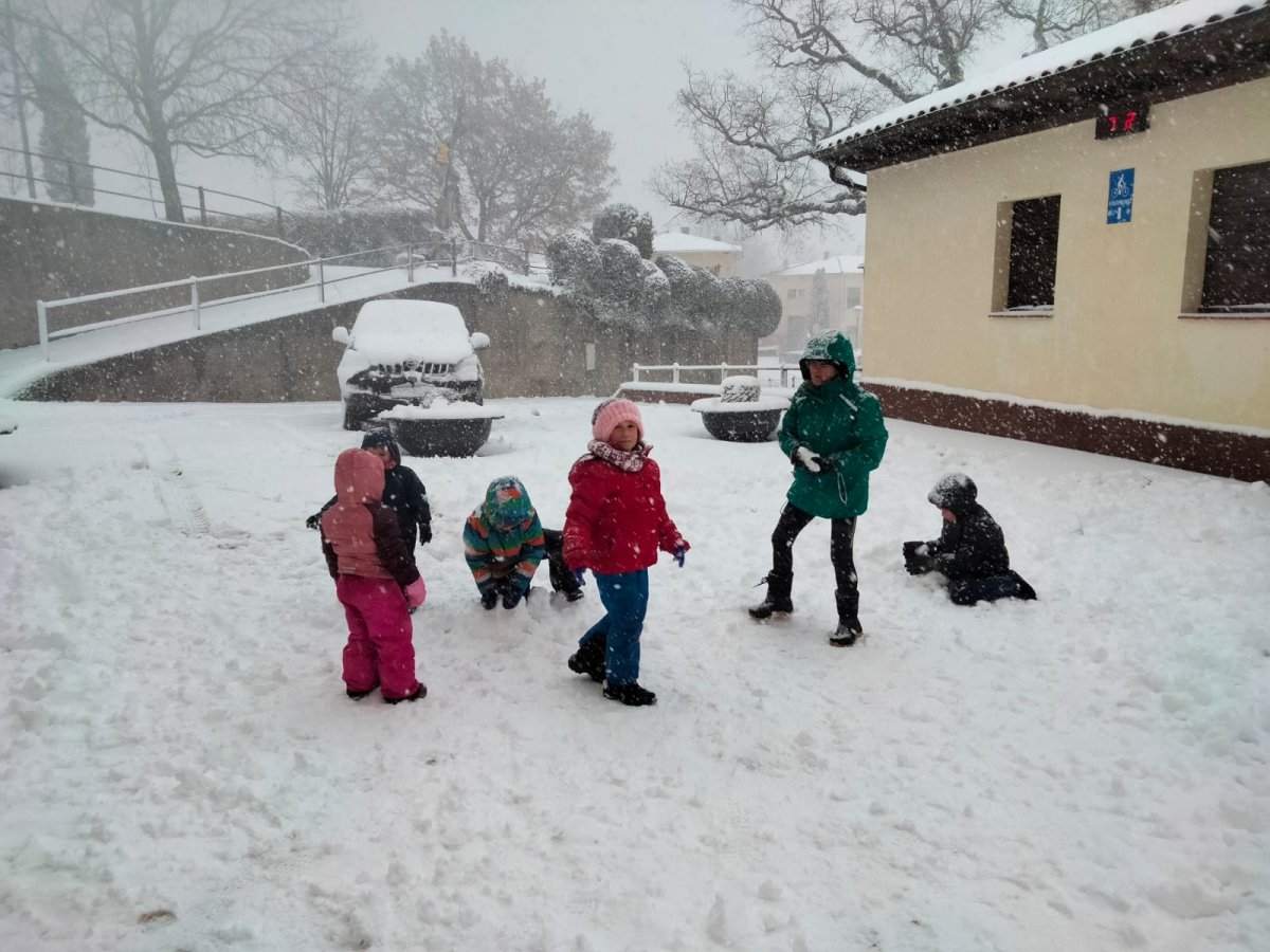 Nens jugant amb la neu a Vidrà
