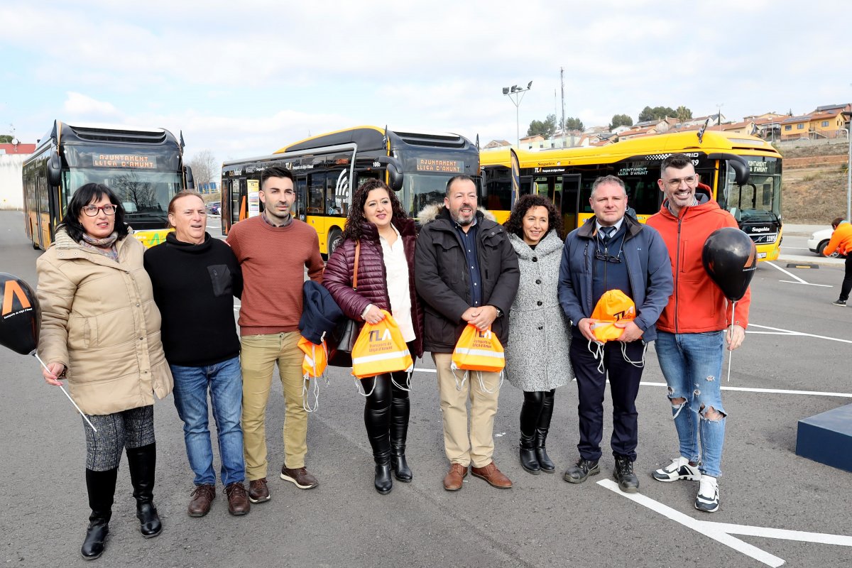 El tècnic i xofers del servei de bus urbà amb el regidor Iglesias