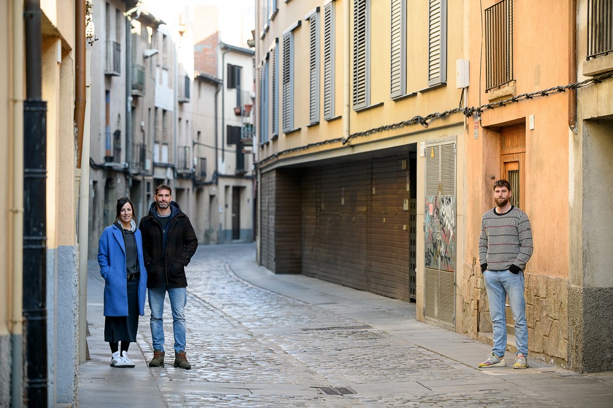 Sergi López, Mireia Argemí i Juli Garrote, davant de les cases que s'han rehabilitat al carrer Sant Francesc i Juli