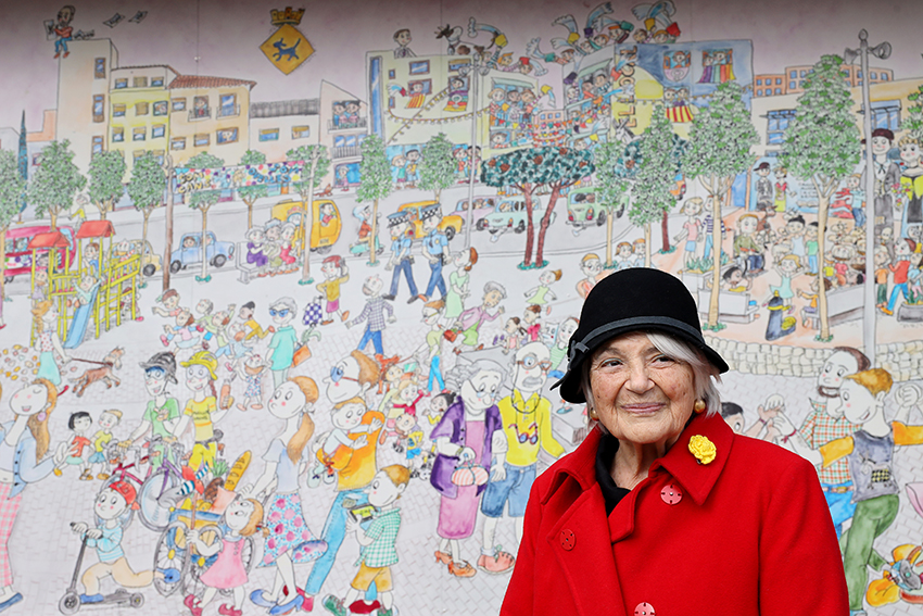 La ninotaire Pilarín davant del seu mural gegant a la plaça de la Joventut de Canovelles