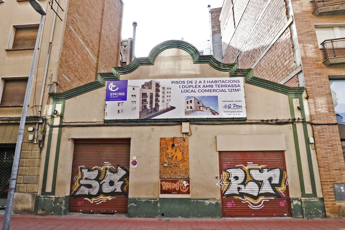Una imatge frontal de l'edifici que acollia El Petricó. Al cartell de la façana es pot visualitzar una imatge virtual del futur edifici