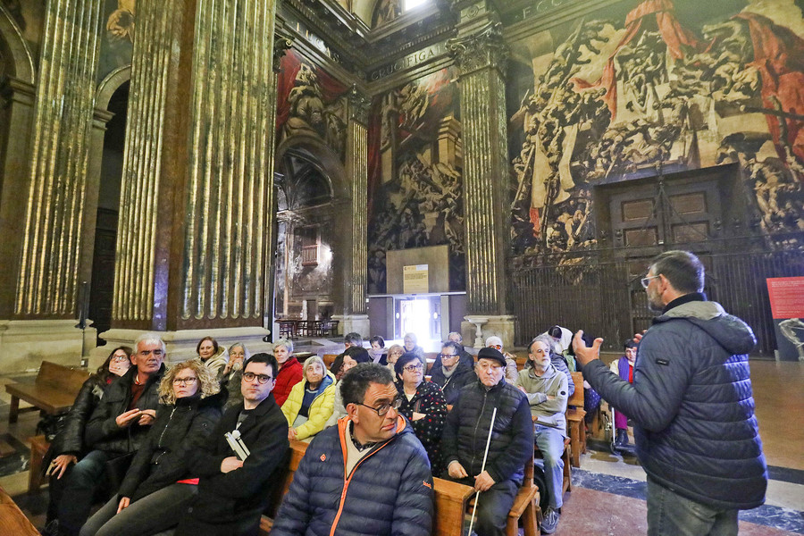 La visita de dimecres a la catedral de Vic, amb Xavier Cervera parlant sobre la textura de les columnes