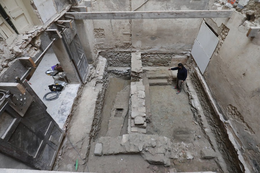 Aspecte de la zona excavada, amb l'arqueòleg Pau Menéndez assenyalant l'arrencada de les escales de l'antic palau