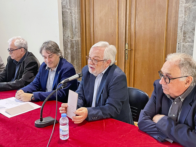 D'esquerra a dreta, Pere Jordi Piella, Jordi Munell, Joan Manuel del Pozo i Joan Santacana, en l'acte de donació del fons