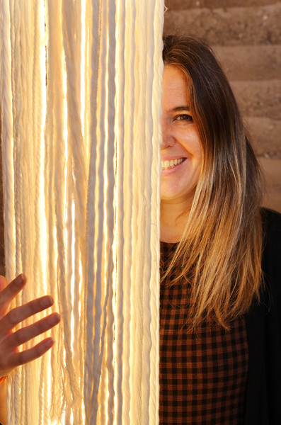 La dissenyadora Núria Vila, s'amaga darrera d'una de les instal·lacions de l'exposició "La llavor", a l'Aula de Natura del parc del Falgar i la Verneda de les Franqueses / Griselda Escrigas
