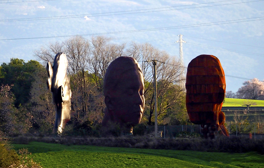Tres escultures de Jaume Plensa al pati de la caldereria Metàl·liques Calman, a Corró d'Avall