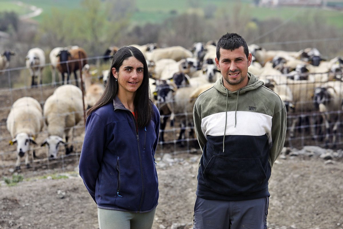 Raquel Esturi i David Masó, davant el corral on tenen les ovelles