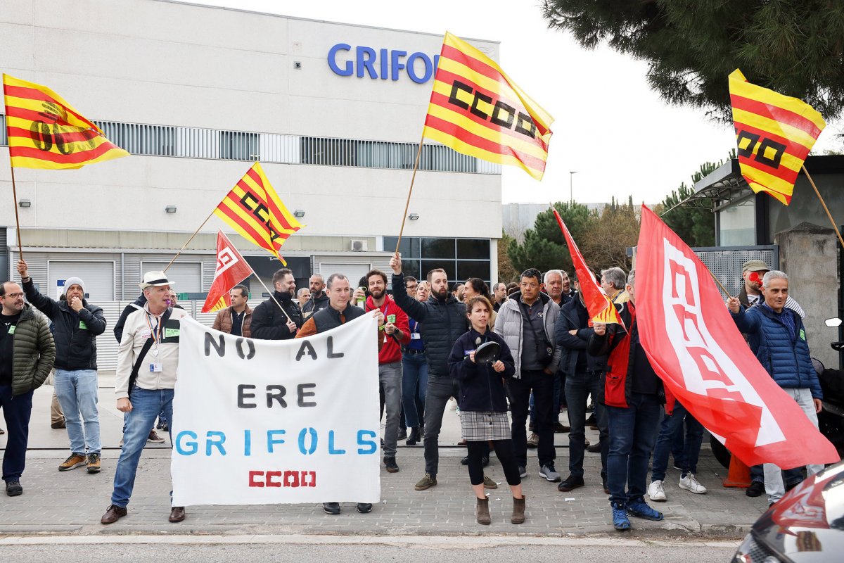 Treballadors de Grifols en una de les concentracions de protesta per l'ERO fetes durant les últimes setmanes