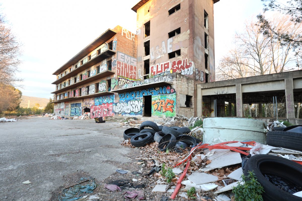 Estat actual de l'antic hotel amb tot de deixalles a l'entorn