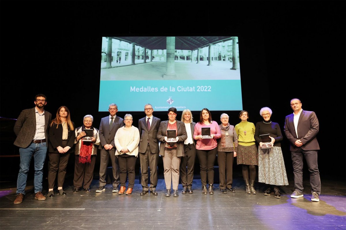 Les persones que van rebre les medalles amb els representants municipals