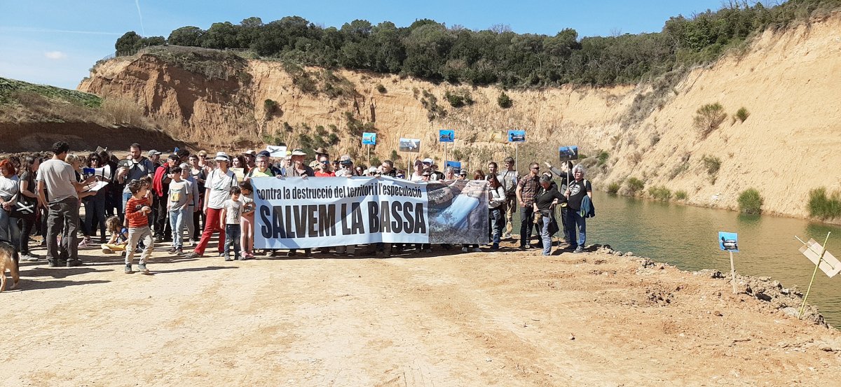 La mobilització d'aquest diumenge ha arribat fins al lloc on s'aboca la terra que cobreix la bassa