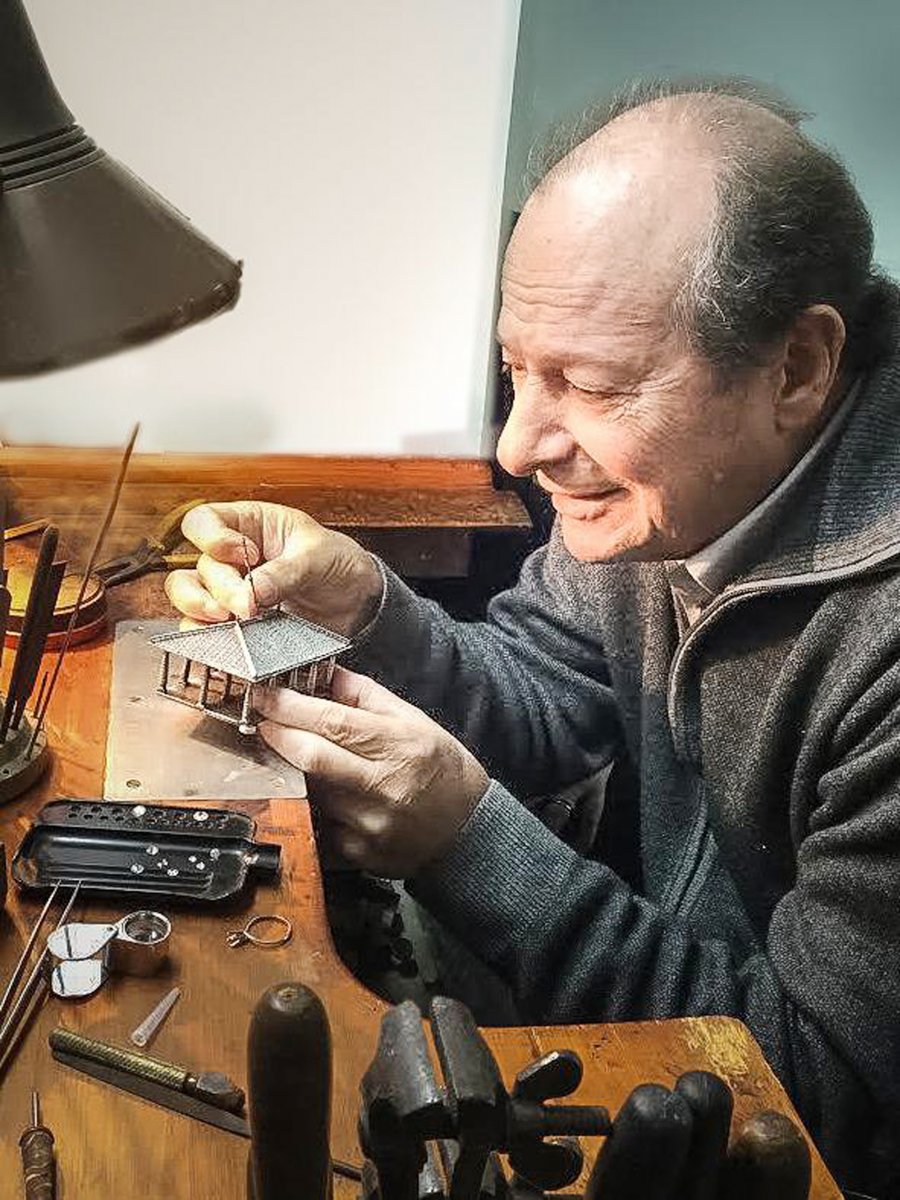 Antoni Duran fent una de les Porxades que elaborava a la joieria des de fa anys