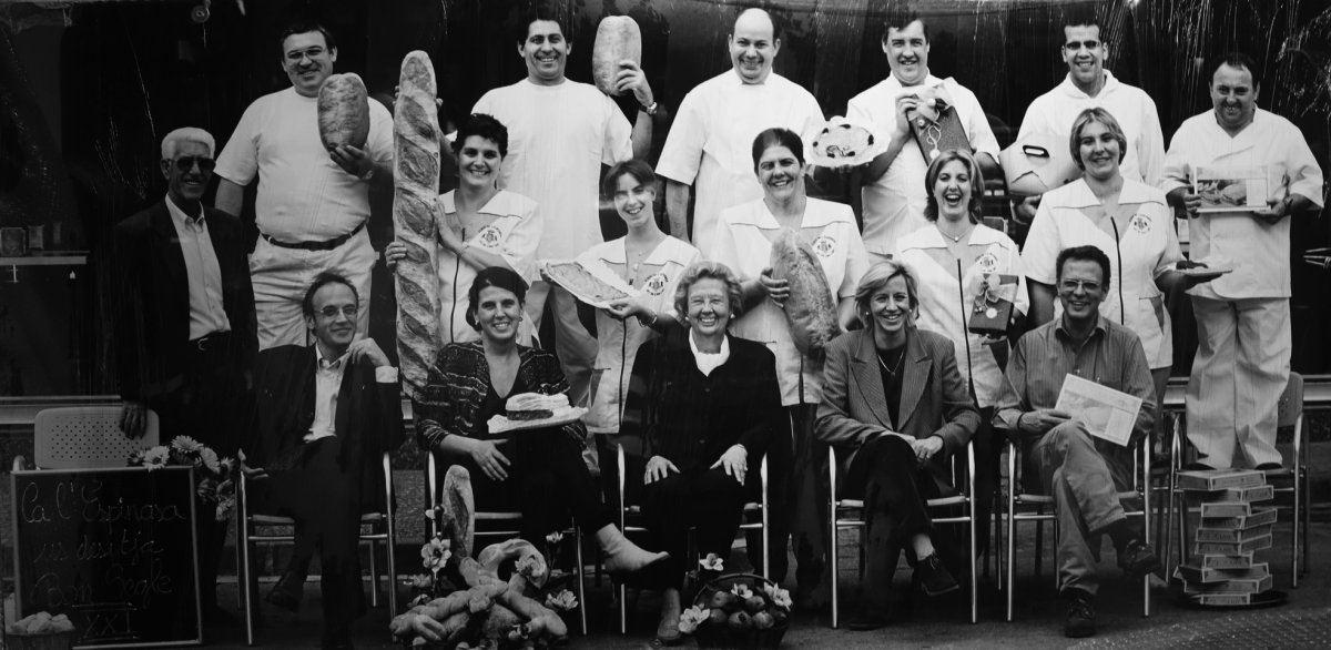 Membres de la família Balcells i treballadors en una imatge que tenen penjada a l'obrador