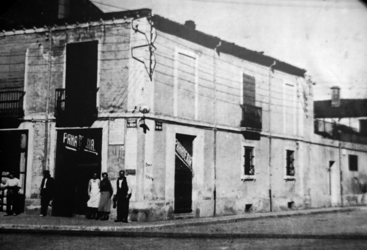Una imatge antiga del forn a la cantonada de la carretera amb la plaça de la Corona