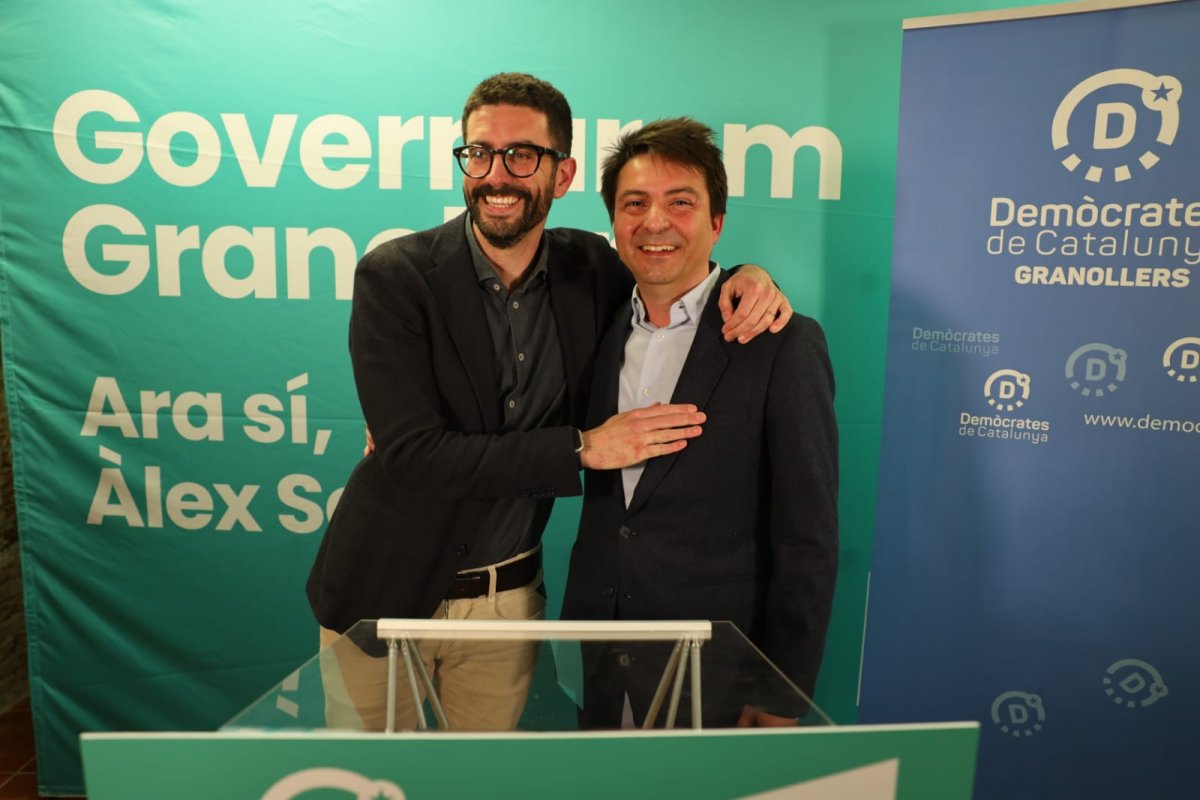 Àlex Sastre, a l'esquerra, i Oriol Vila, han escenificat l'acord entre Demòcrates i Junts