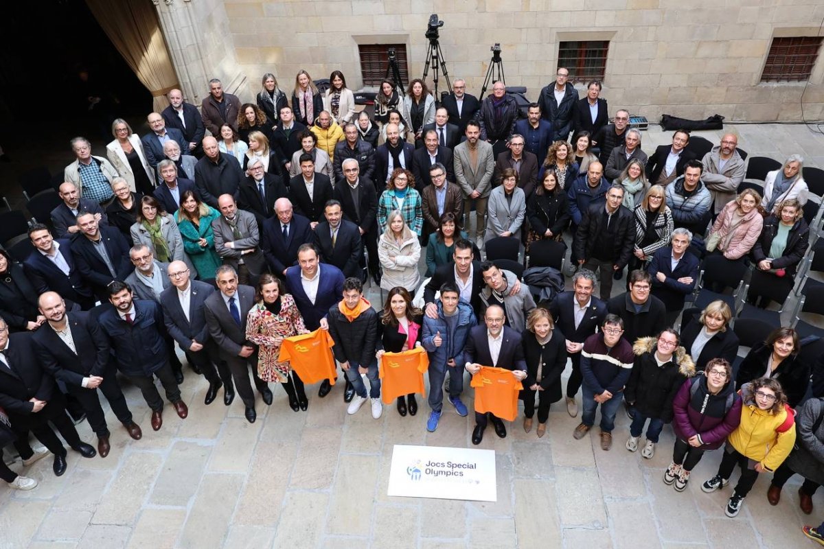 Foto de família de la presentació al Palau de la Generalitat