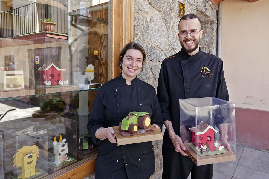 Els dos responsables del forn, amb algunes de les mones que venen aquests dies