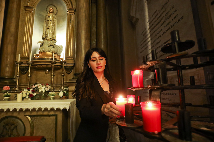 Mariam Chichoyan, encenent una espelma a la catedral de Vic