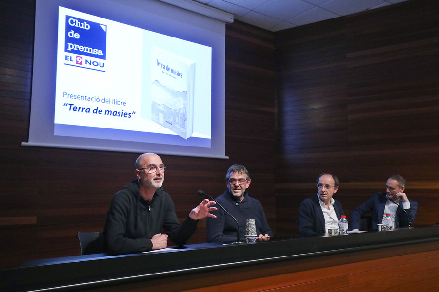 D'esquerra a dreta, Miquel Erra i Xavier Cervera, els autors, amb Antoni Pladevall i Agustí Danés, en la presentació