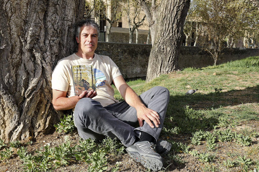 David Vilaseca, amb un exemplar del llibre, que ja va per la segona edició