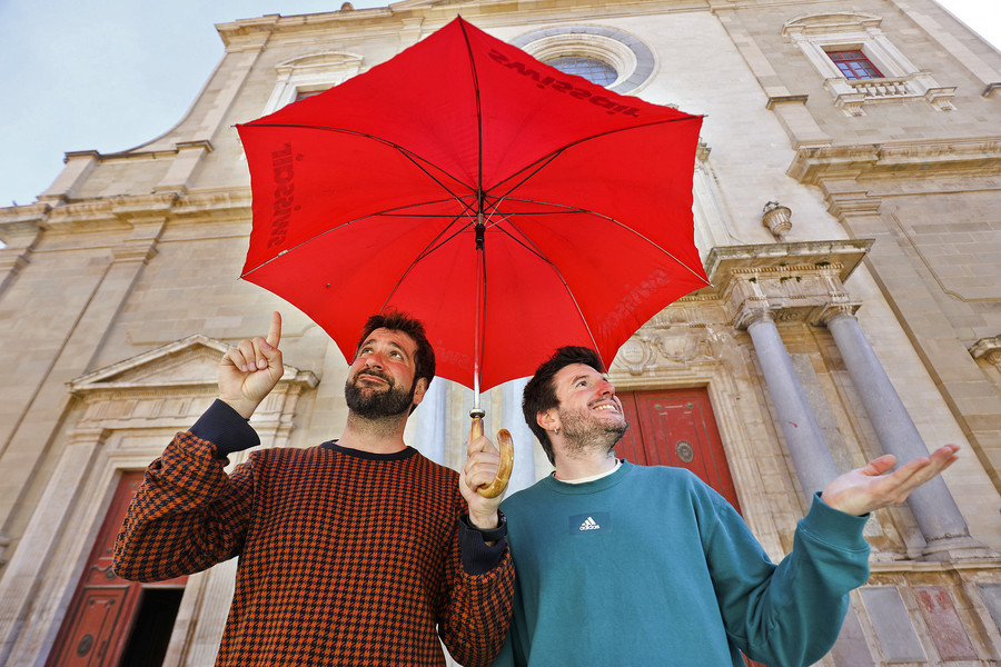 Ricar Farré i Àlex Pujols, cridant la pluja des de davant de la catedral de Vic