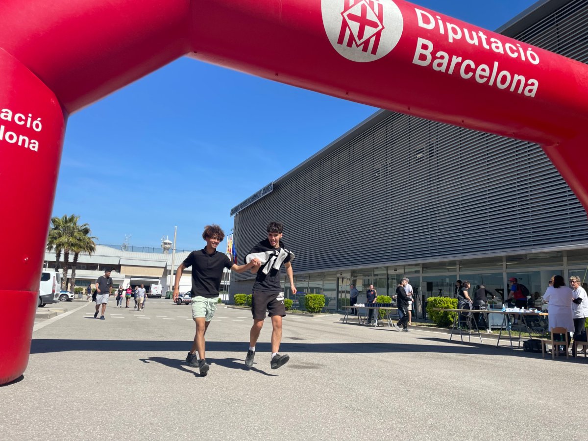 L'arribada davant del centre Joves