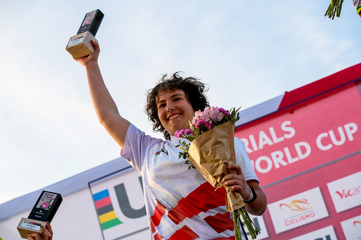 Alba Riera, amb el trofeu de campiona d'Elit femenina