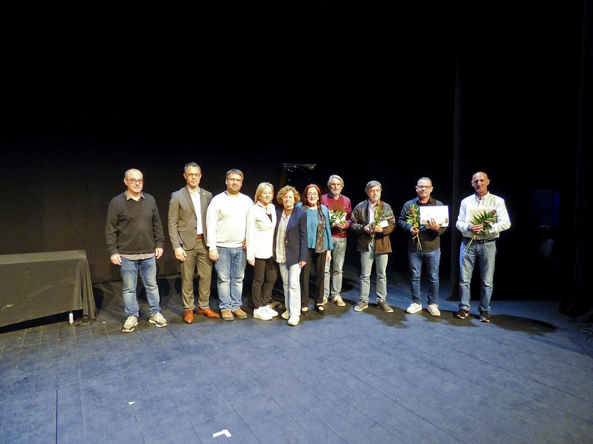 Els guanyadors dels pRemis Literaris Vila de Torelló, amb les autoritats, divendres al Cirvianum