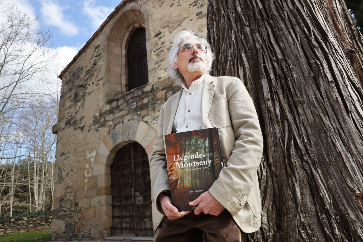 Josep Maria Aparicio al parc de la Rectoria Vella, a Sant Celoni, amb un exemplar del llibre