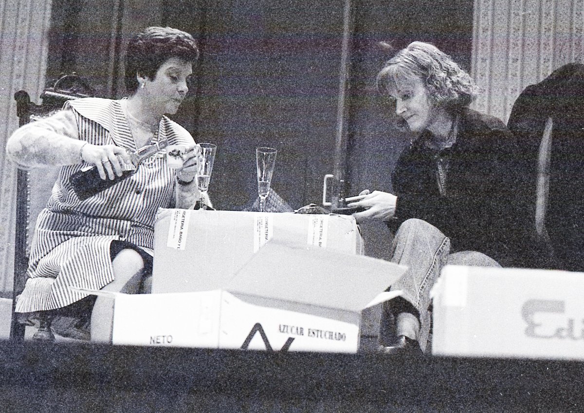 Consol Sans i Maria Alemany a l'obra 'S'ha de desmuntar la casa' de 1991