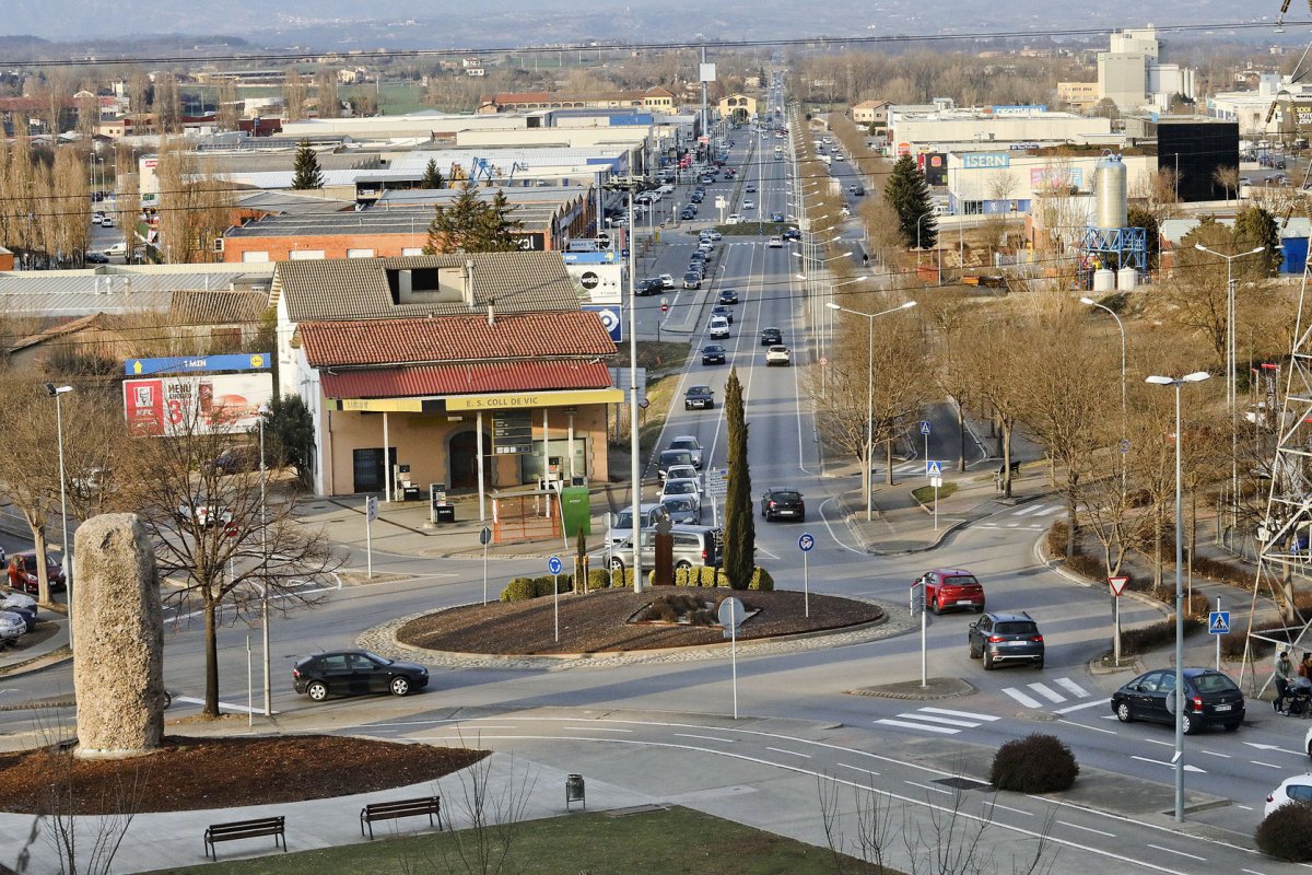 Vista de la carretera de Manlleu, des d'on s'accedeix a la zona industrial, el desembre del 2021