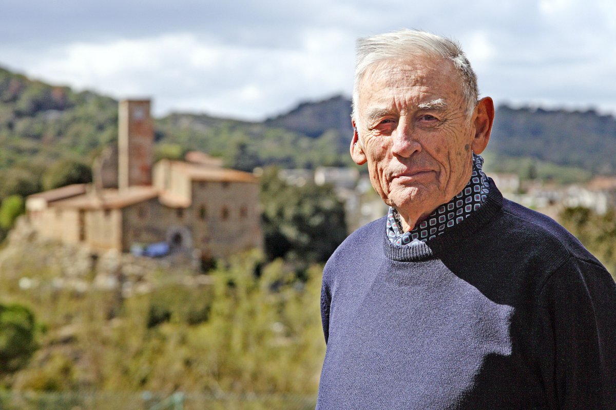 Josep Maria Anzizu, amb el castell al fons