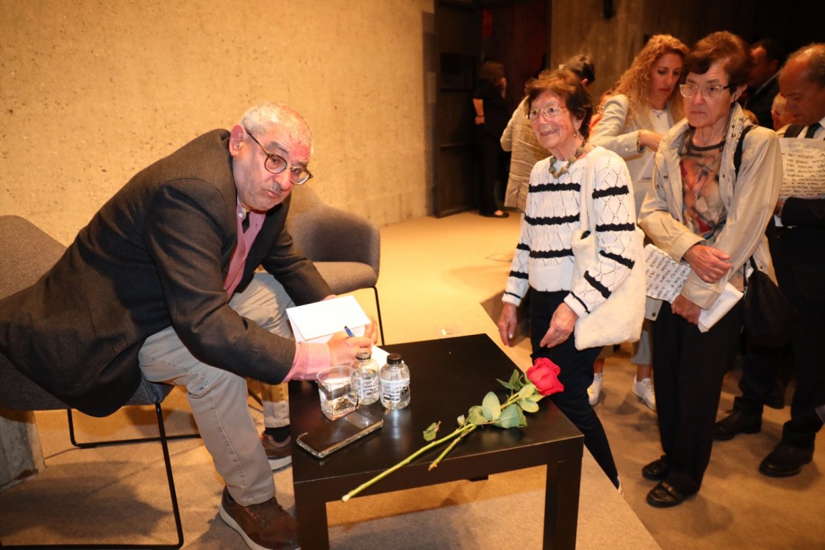 Paco Monja firma exemplars del llibre al final de l'acte al Museu