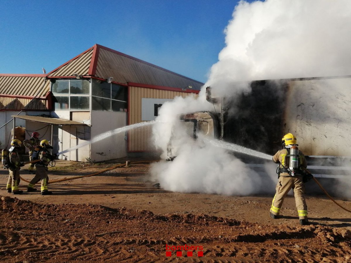 Els bombers apagant el foc del camió