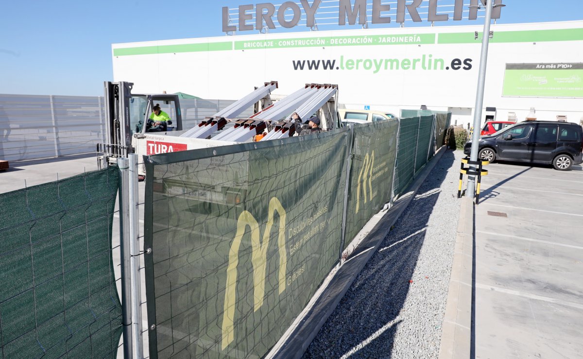 Els treballs de construcció del nou Mc Donald's davant del Leroy Merlin