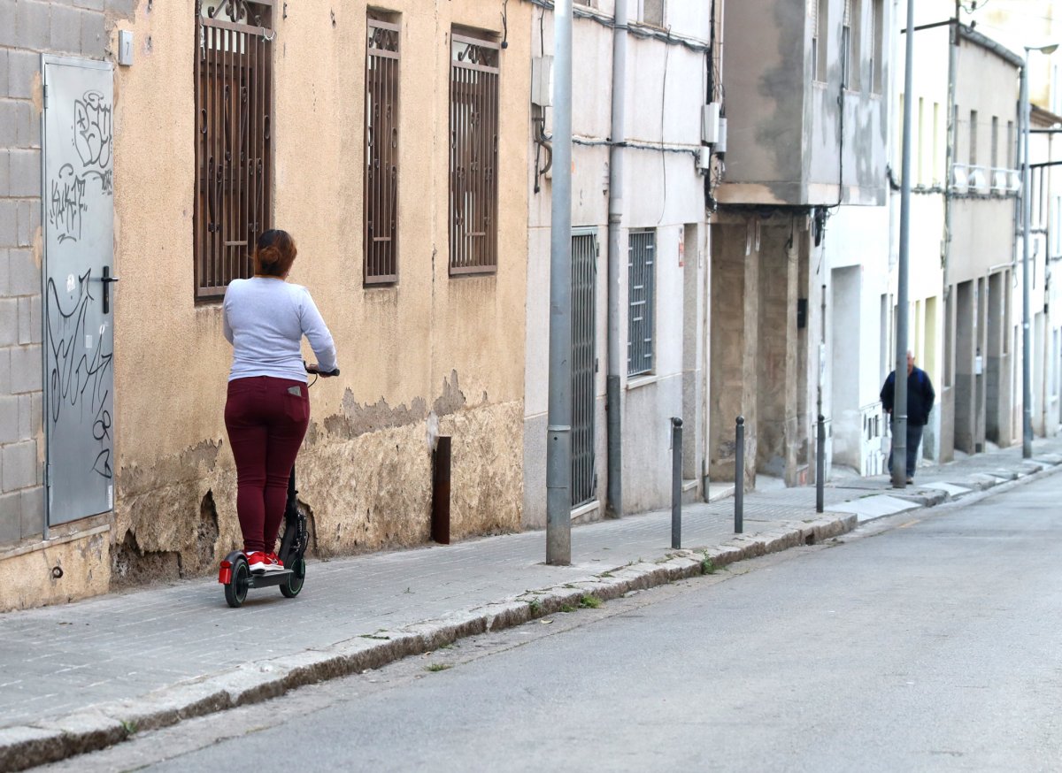 Una usuària de patinet circulant de forma incorrecta per la vorera a Mollet