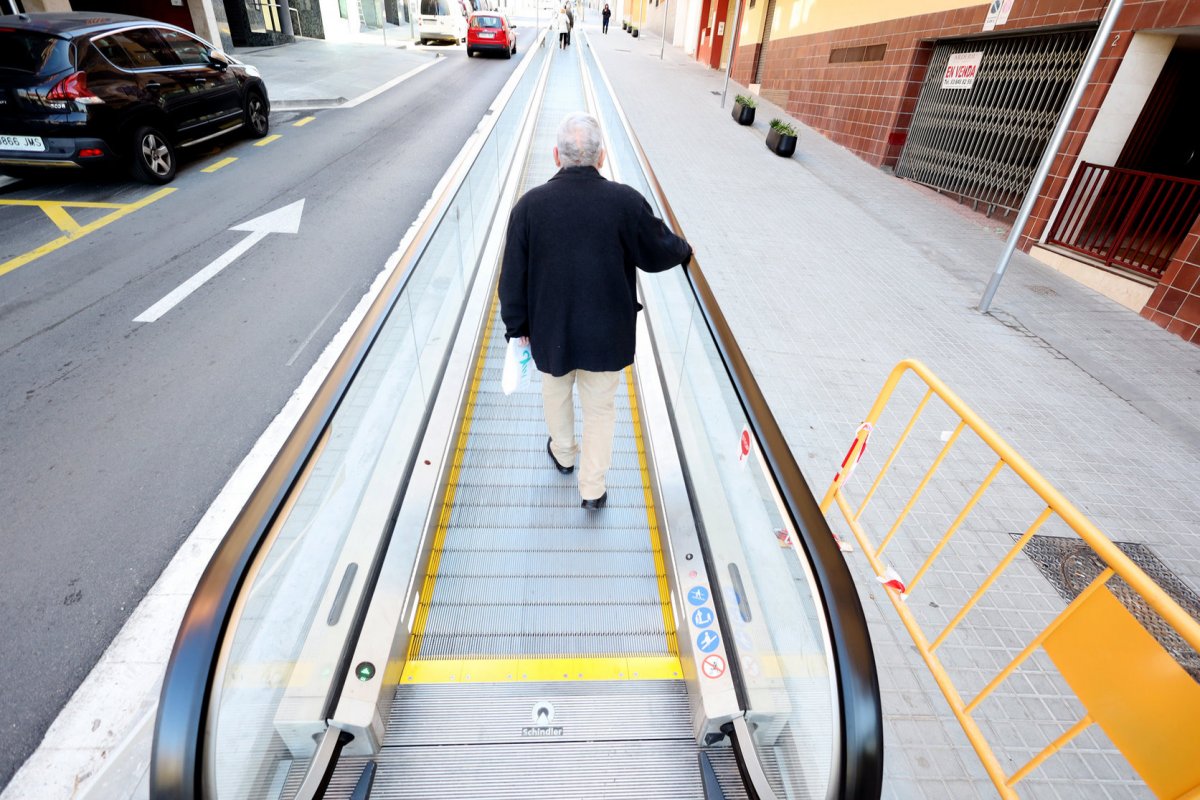 Un usuari de les rampes al tram baix del carrer Carles Riba, la que té més ús