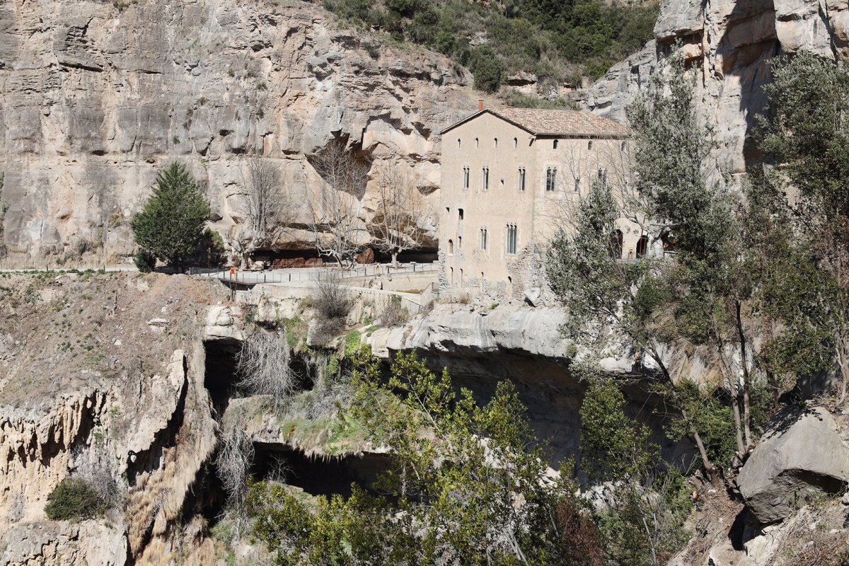 La casa prioral i el salt del Rossinyol, pràcticament sec, en una imatge recent