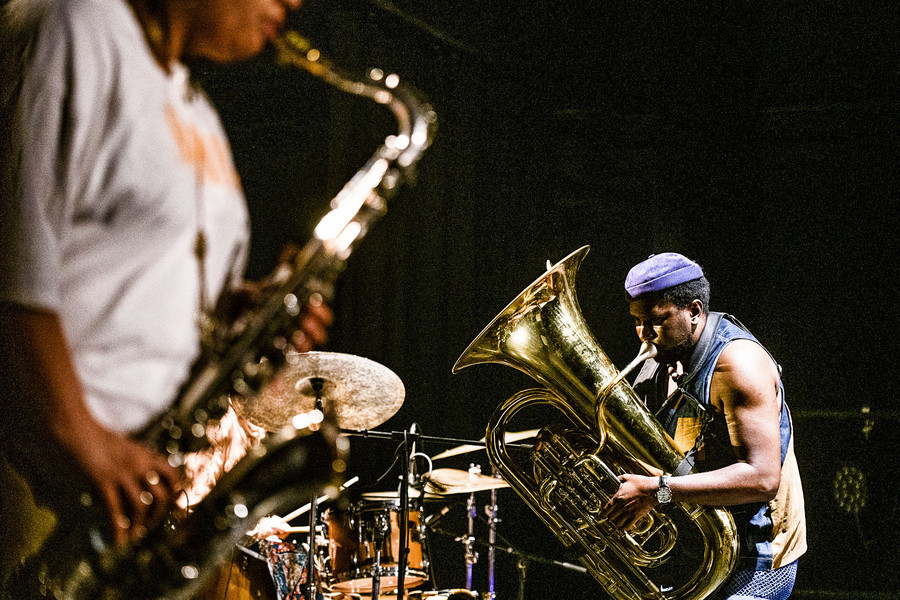 Theon Cross, amb la tuba, en el concert de dissabte a l'ETC. En primer terme, la saxofonista Chelsea Charmichael