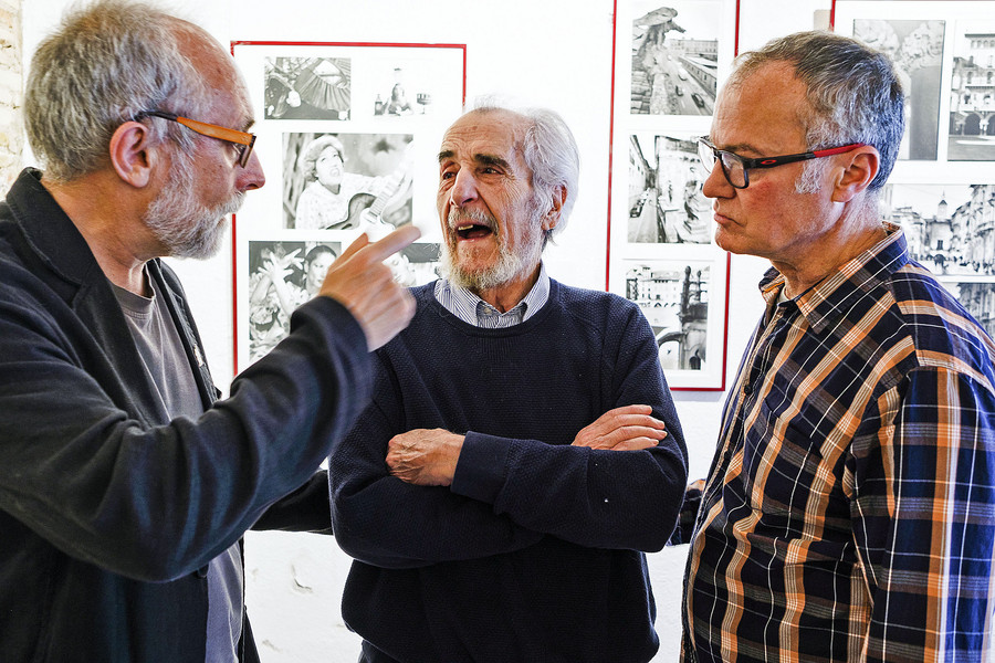 Ricard Tarré, Manel Gausa i Víctor Bosch, durant la inauguració de l'exposició