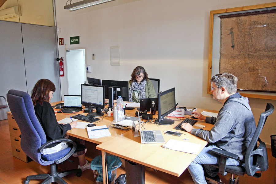 El personal de l'oficina treballa de moment en un espai a l'Ajuntament. Isabel Figueras, a la foto, vestida de verd