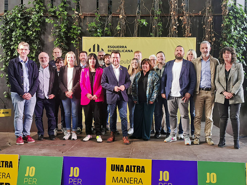 Foto de família del grup d'ERC a Ripoll amb el president de la Generalitat, Pere Aragonès, dilluns a la plaça de la Lira