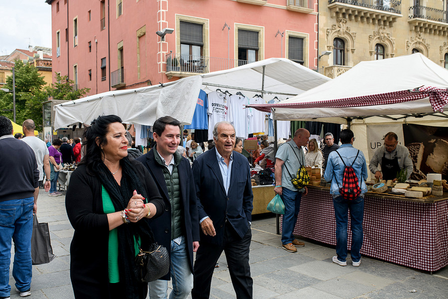Emma Salarich, Pau Ferran i Joaquim Gay de Montellà, dissabte al mercat de la plaça Major de Vic