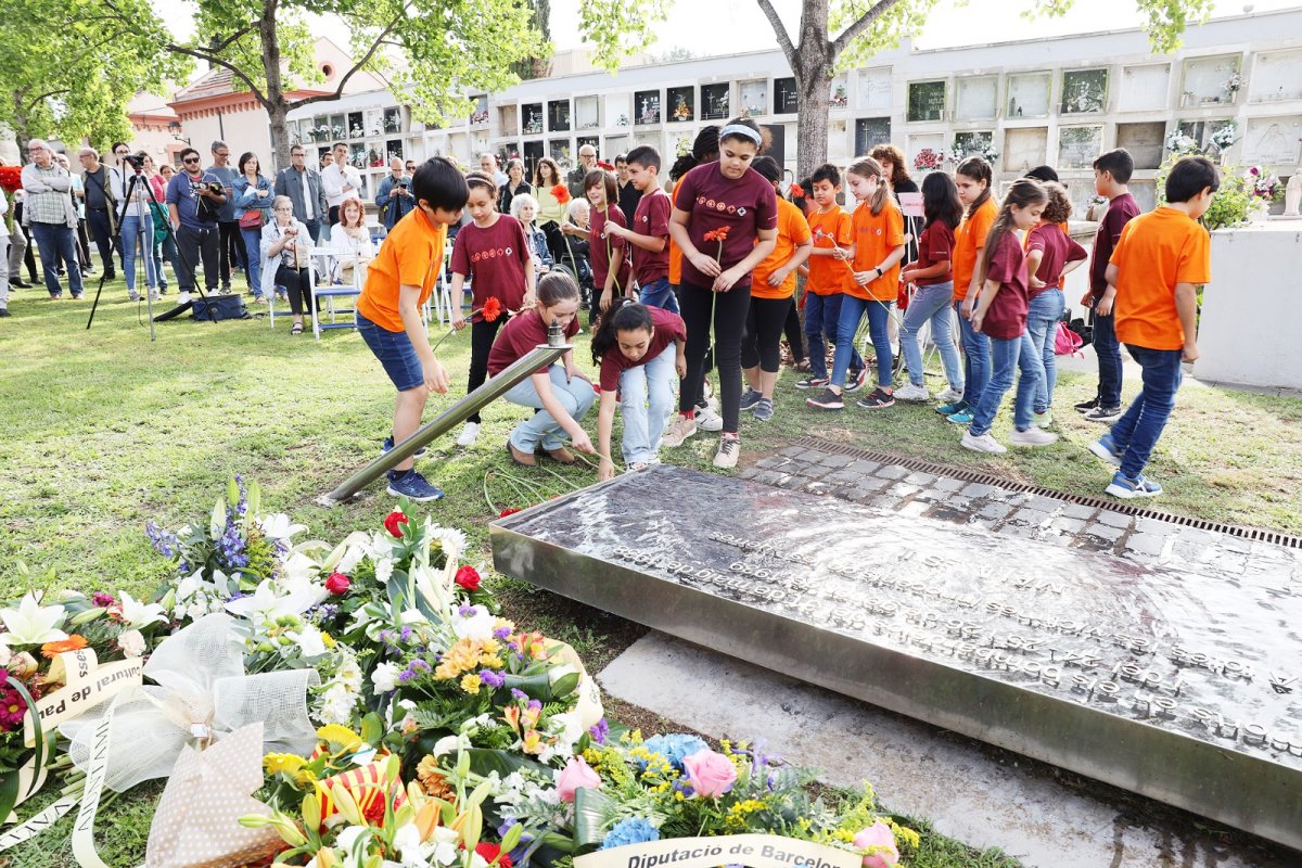 Alumnes de l'escola Pereanton fan l'ofrena floral