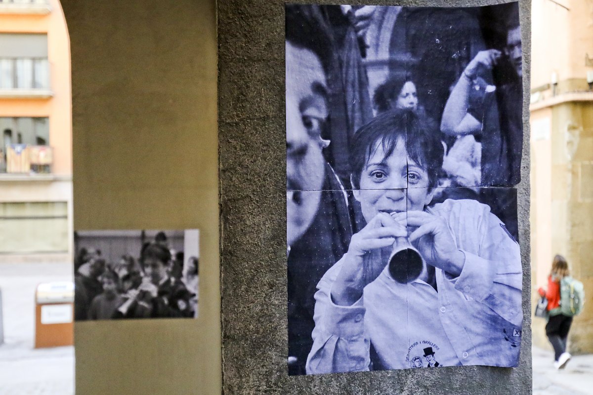 Aquests dies han aparegut desenes de fotografies als carrers i comerços del barri amb fotografies històriques de la colla de grallers